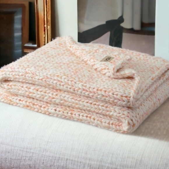 UGG Eloise Throw - 50"×70" - Picture 2 of 4